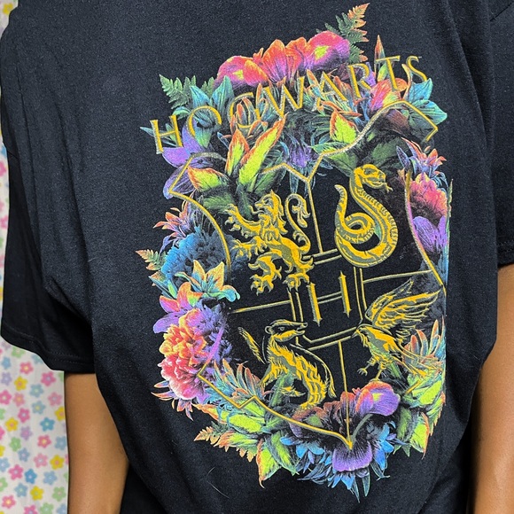 Hog wars house tshirt. Vibrant and bright colors. Size XL. Perfect condition! - Picture 5 of 6